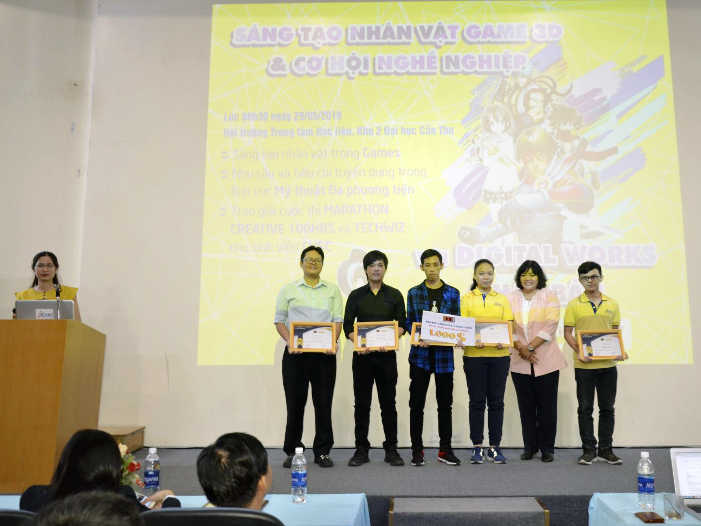 Trao giải Vàng cuộc thi làm phim hoạt hình 3D “100HRS-Creative Marathon” năm 2019 cho đội sinh viên của CUSC ARENA.ảnh: B.NG