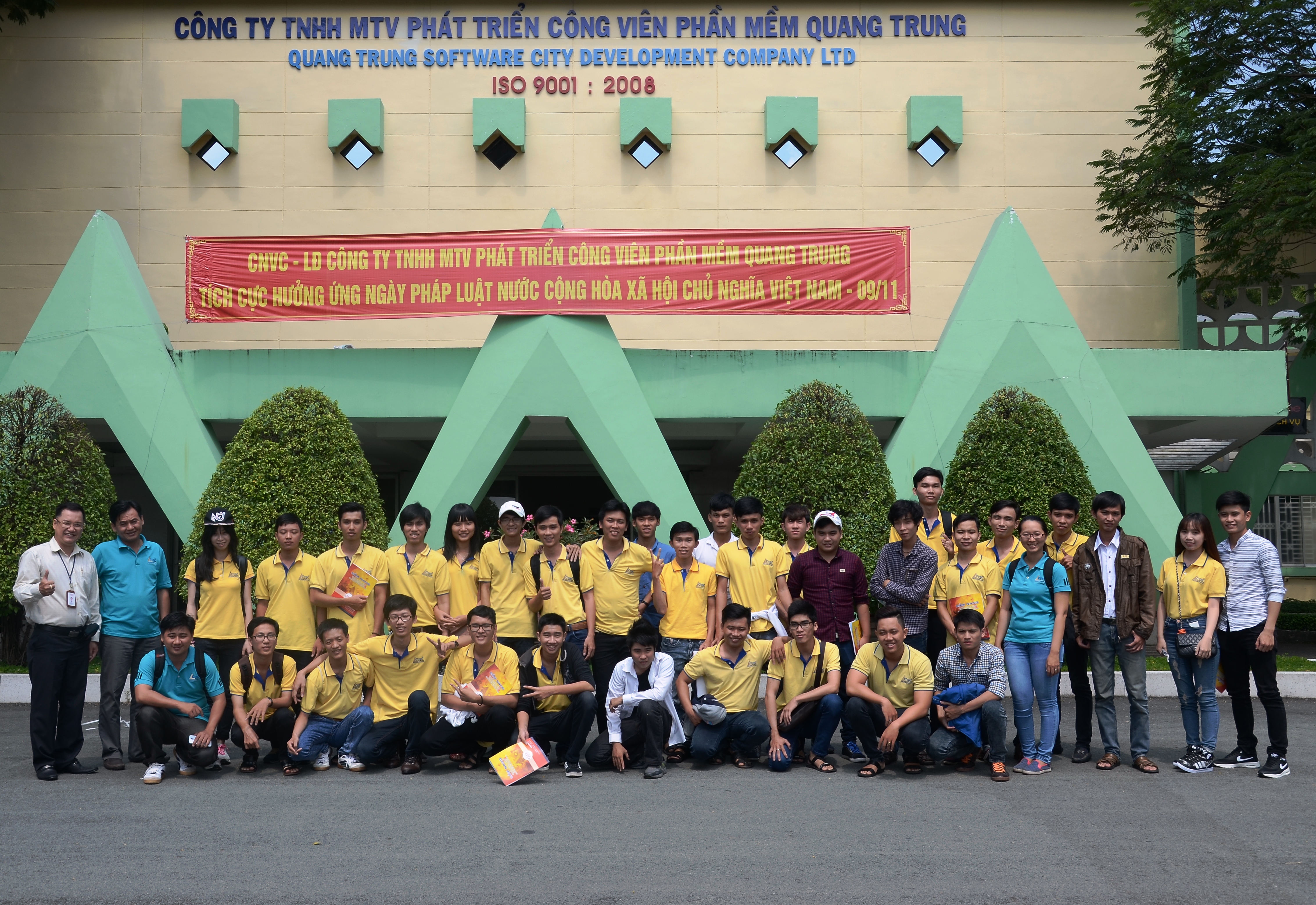 Tập thể sinh viên CUSC tham quan kiến tập chụp hình lưu niệm tại QTSC